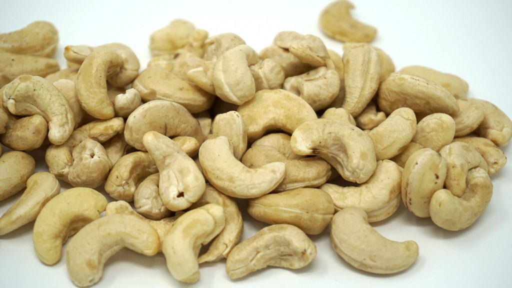 Cashew kernels 320 grade, side view